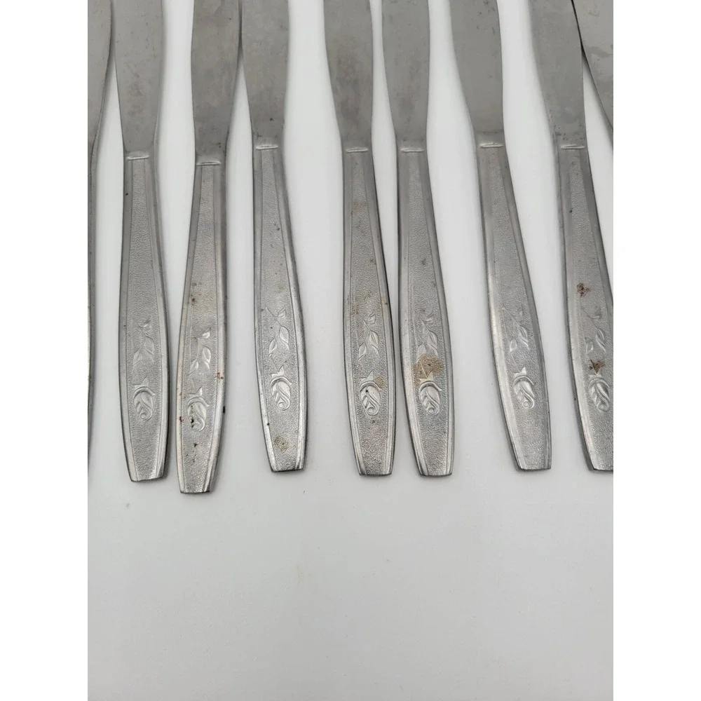 Lot of 14 Vintage Flatware Dinner‎ knives Unknown pattern Textured Rose bud